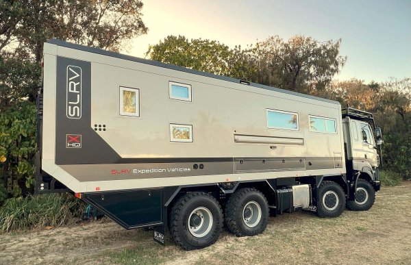 Известен с проектирането на фургони по поръчка, които могат да пътуват навсякъде, SLRV Expedition създаде луксозния кемпер за всякакви терени или Commander 8x8. Невероятният дом на колела е изграден върху шасито на военен камион и е описан от компанията като &bdquo;неудържим&ldquo;.

Докато по-ранен модел включва прибиращ се под, който може да се повдигне с натискане на бутон, за да разкрие спалня, най-новият модел събира всичко, от което може да се нуждаете, на едно ниво.